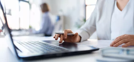 Personne travaillant sur ordinateur portable au bureau