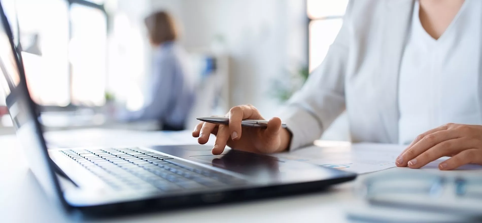 Personne travaillant sur ordinateur portable au bureau