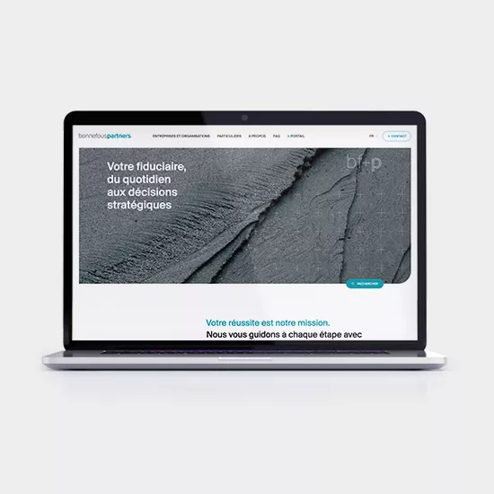 Ordinateur portable affichant site web fiduciaire moderne