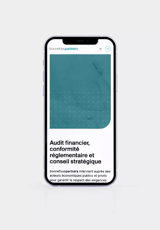 Smartphone affichant site d’audit financier